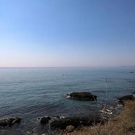 082 - Stunning Sea Views Beachfront Apartamento *